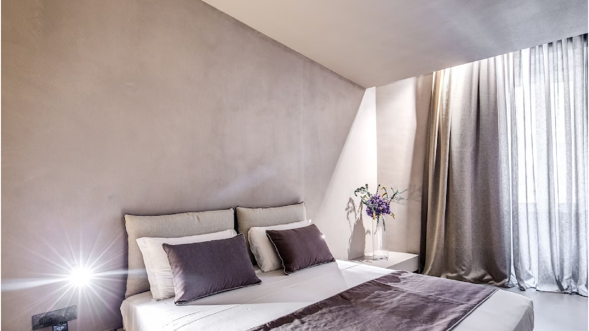 Camera Superior di Elysium Suites con letto matrimoniale, tonalità neutre e luce naturale